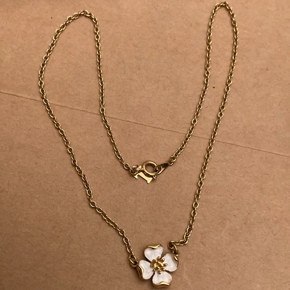 Dainty 15” White Dogwood BLOSSOM Goldtone Signed TRIFARI NECKLACE; Perfect4Teen